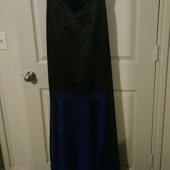 Gown - Picture 4 of 5